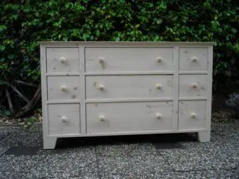 blank houten commode