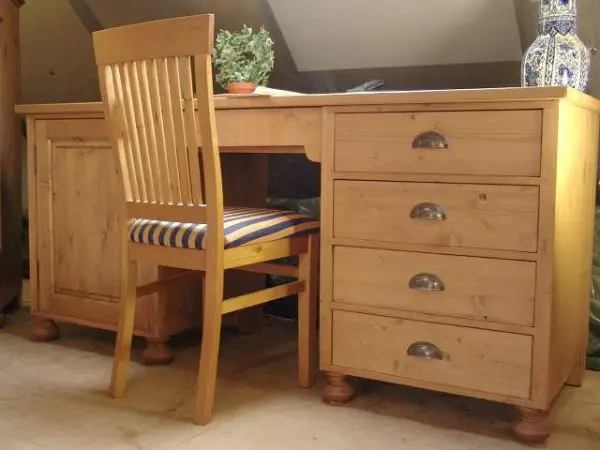 geloogd grenen bureau