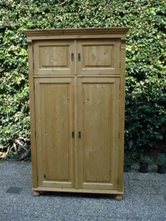 Geloogd grenen computerkast
