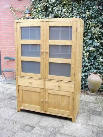 Geloogd grenen vitrinekast