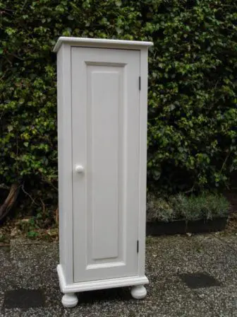 smalle hoge kast wit