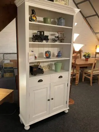 Boekenkast met deurtjes en laden