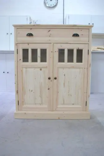 blank houten meidenkast
