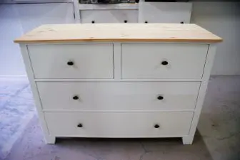 witte landelijke commode
