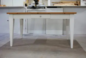 witte landelijke eettafel