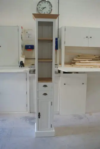 witte landelijke smalle kast