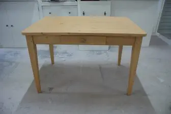 kleine grenen tafel