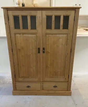 Houten meidenkast