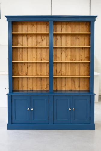 landelijke boekenkast met deuren