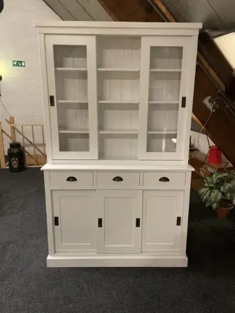 Witte landelijke winkelkast