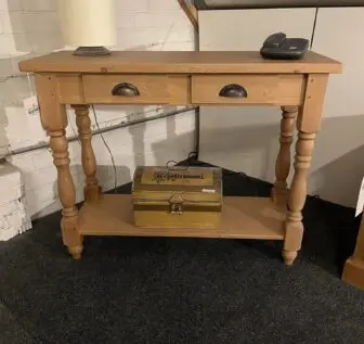 grenen sidetable showroom