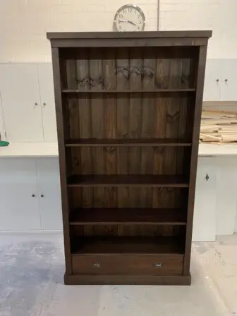 Koloniaal houten boekenkast