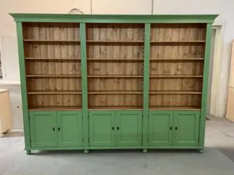 Boekenkast met deuren