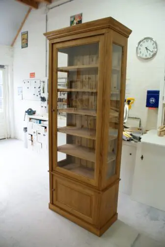houten vitrinekast op maat
