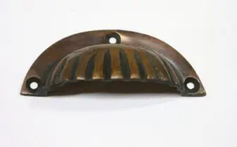 komgreep schelp model oud messing