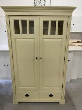 Linnenkast met legplanken