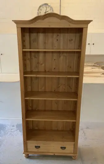 gebogen boekenkast