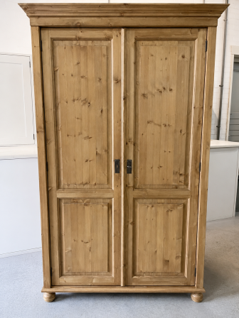 Klassieke houten kast