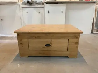 Geloogd grenen kisttafel