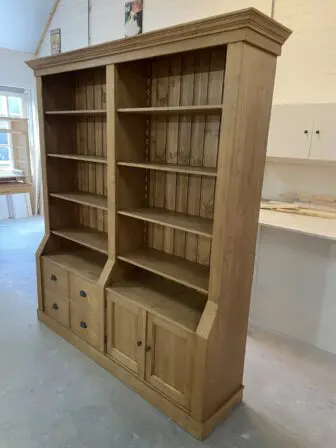 grenen boekenkast met deuren en laden