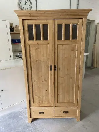 Geloogd grenen kast