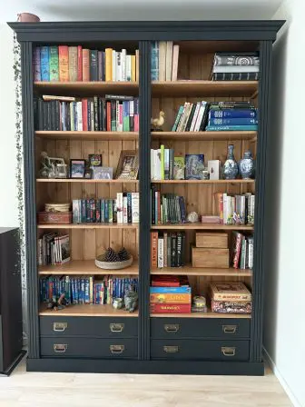 landelijke boekenkast met laden