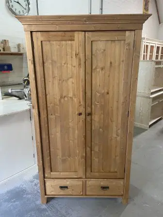 Houten tweedeurs kast