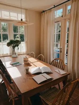 Landelijke eettafel in Engelse cottage-stijl