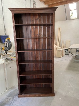 Boekenkast koloniaal kleur