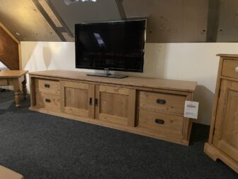 Iv meubel hout showroom