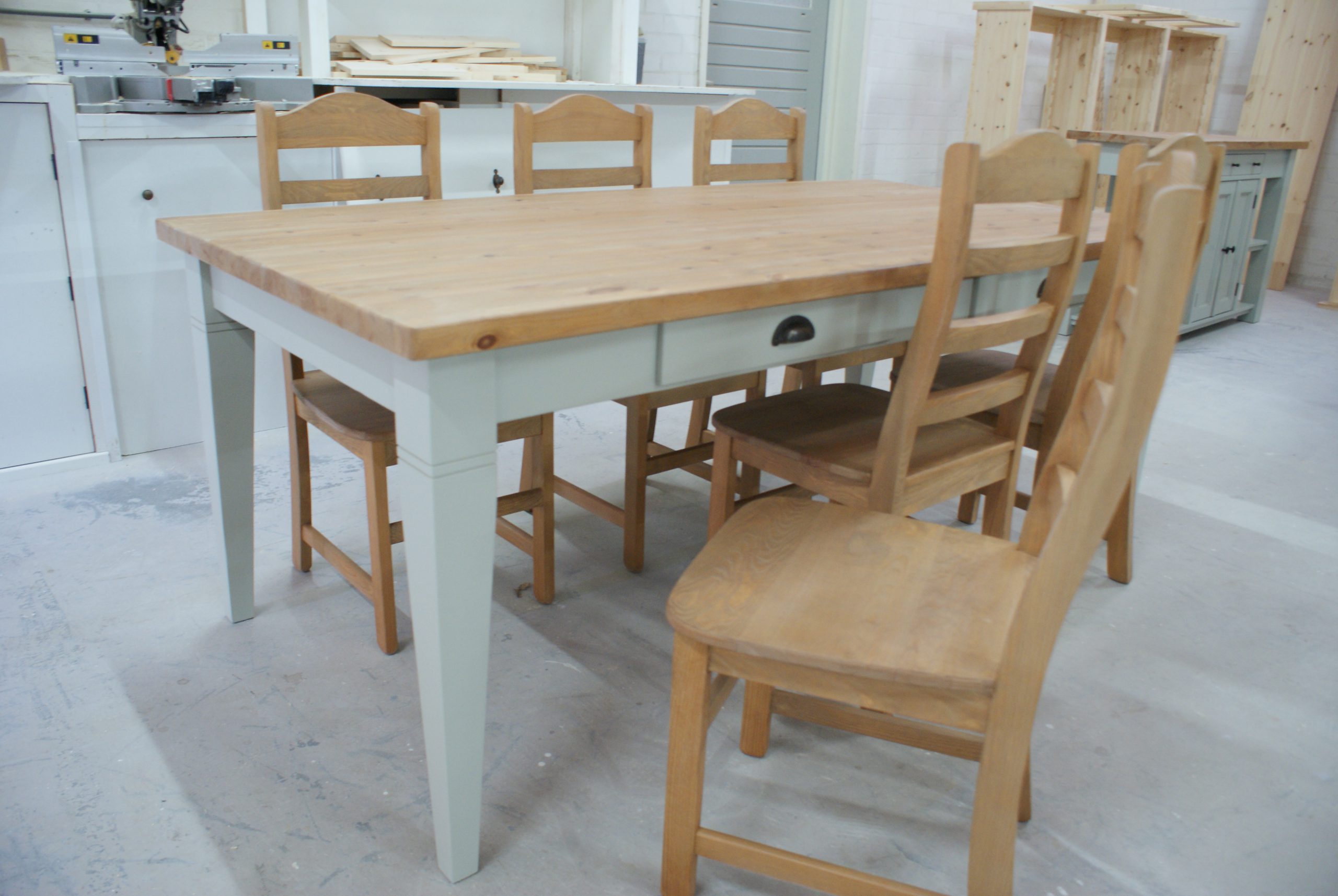 in tegenstelling tot kraan Corporation Landelijke tafel en stoelen vindt u bij meubelmakerij de Grenenhoeve!