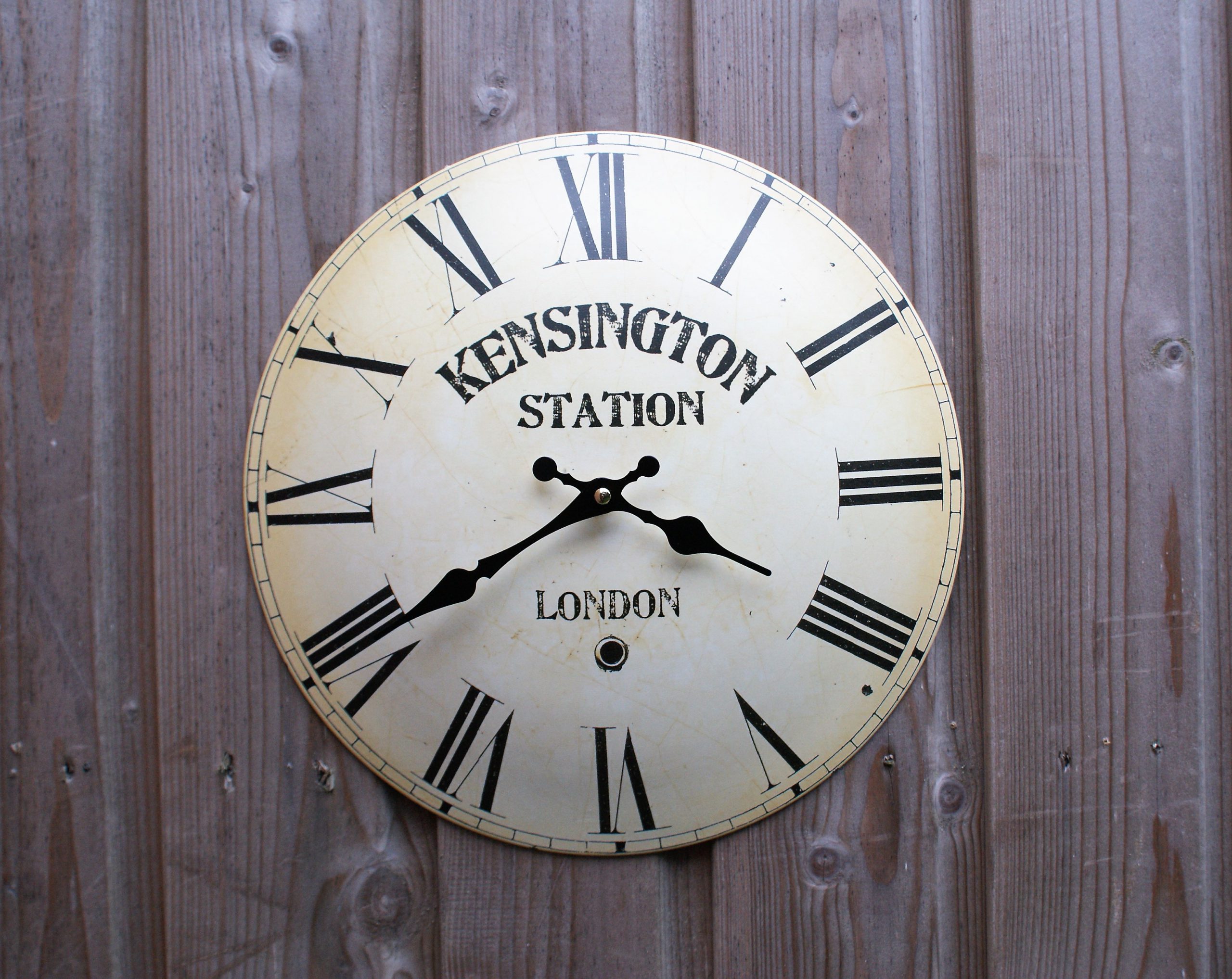 openbaring houding Pikken Emaille klok met opschrift Kensington Station London - De Grenenhoeve