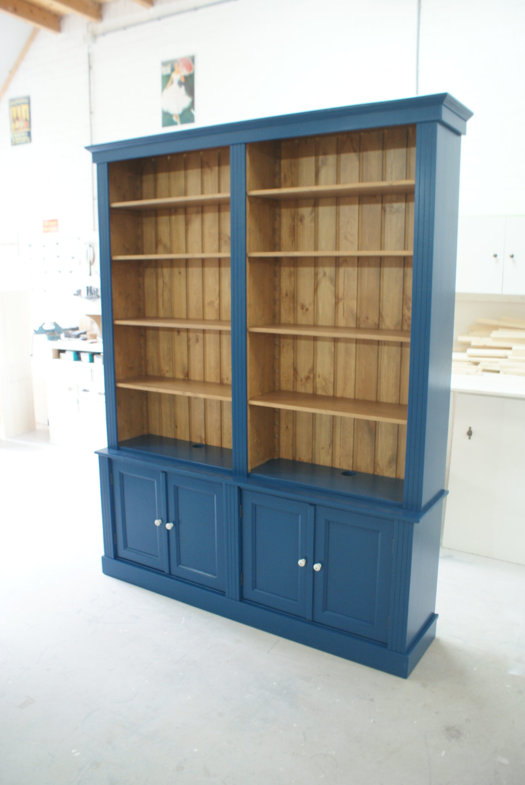 Afsnijden gips Mening Landelijke boekenkast met deuren - Boekenkasten op maat - Grenenhoeve