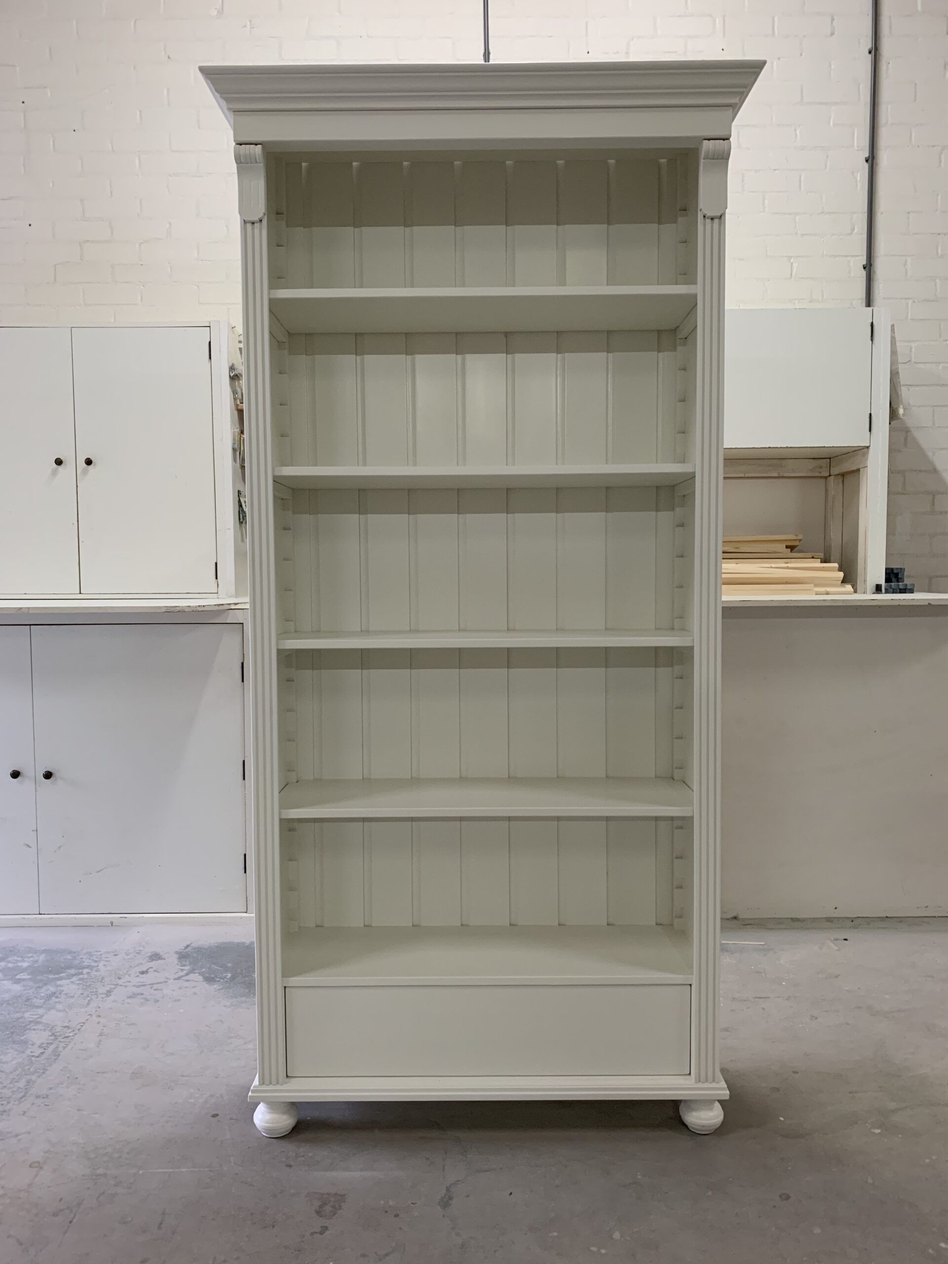 condoom Absoluut Afhaalmaaltijd Boekenkast wit hout - Massief houten boekenkasten - Grenenhoeve