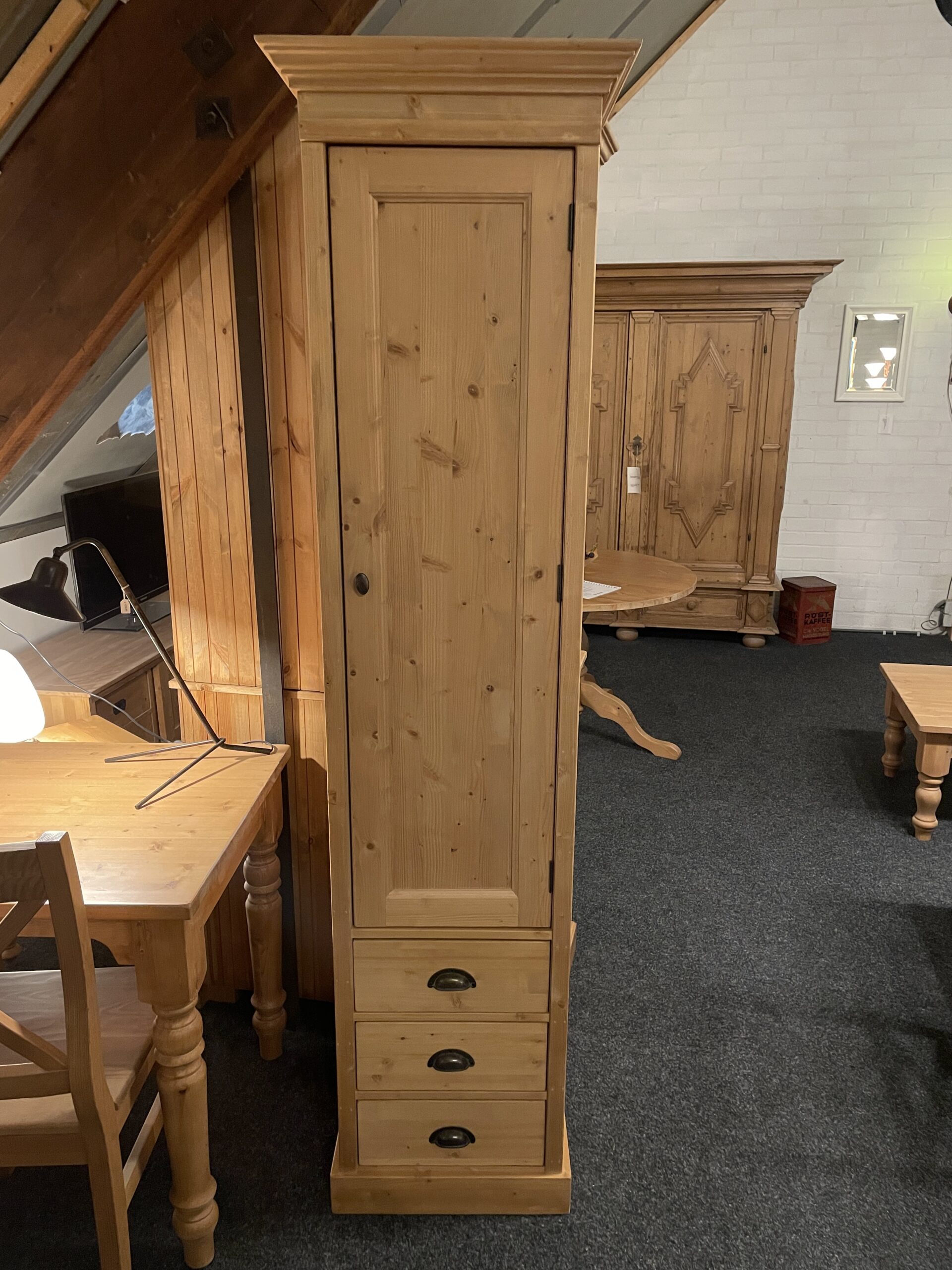 Smalle houten kast - meubelmakerij Grenenhoeve