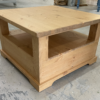 achterzijde en zijkant houten salontafel