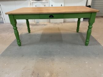 tafel met houten onderstel