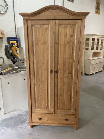 Tweedeurskast met lade en gebogen koplijst