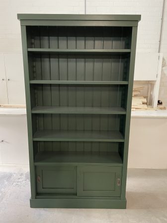 Boekenkast met schuifdeuren