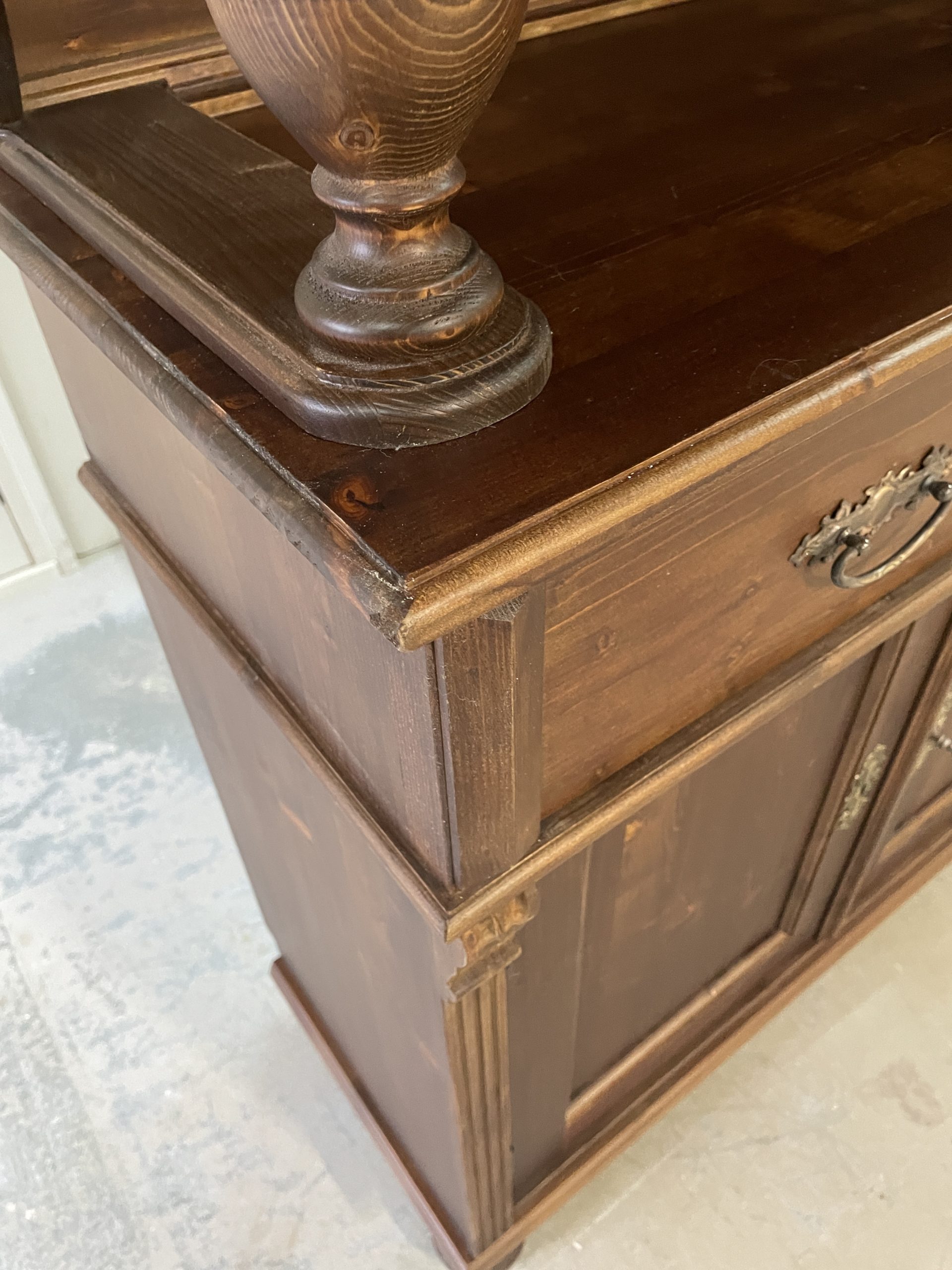 blad met freesrand koloniale buffetkast