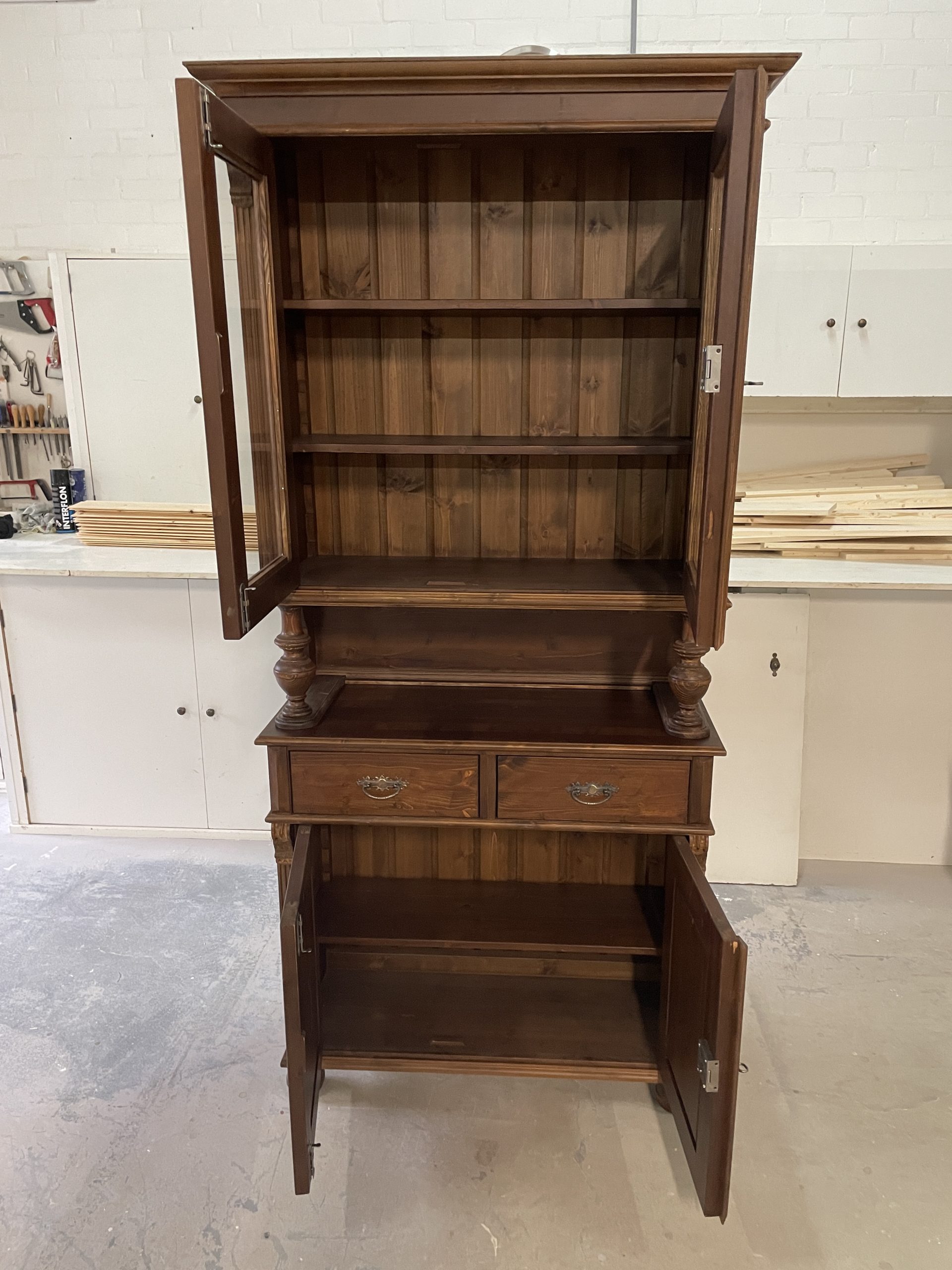 deuren geopend koloniale buffetkast