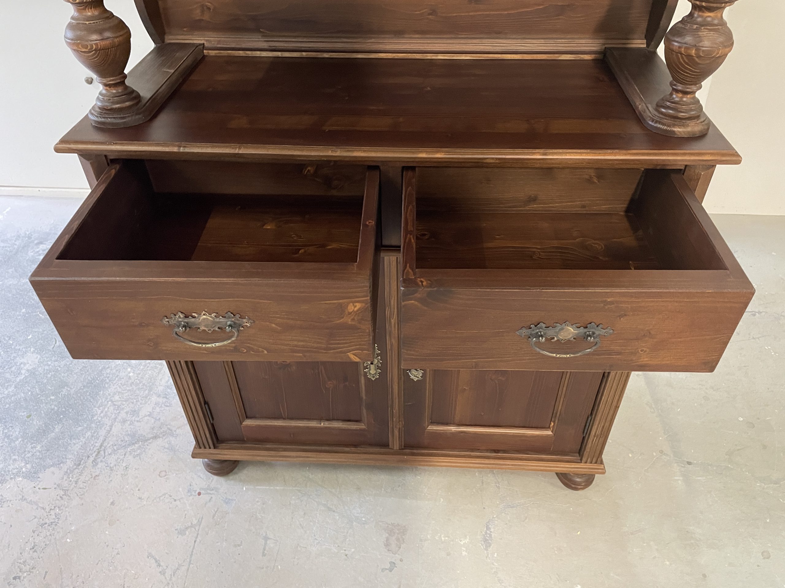 lade geopend koloniale buffetkast