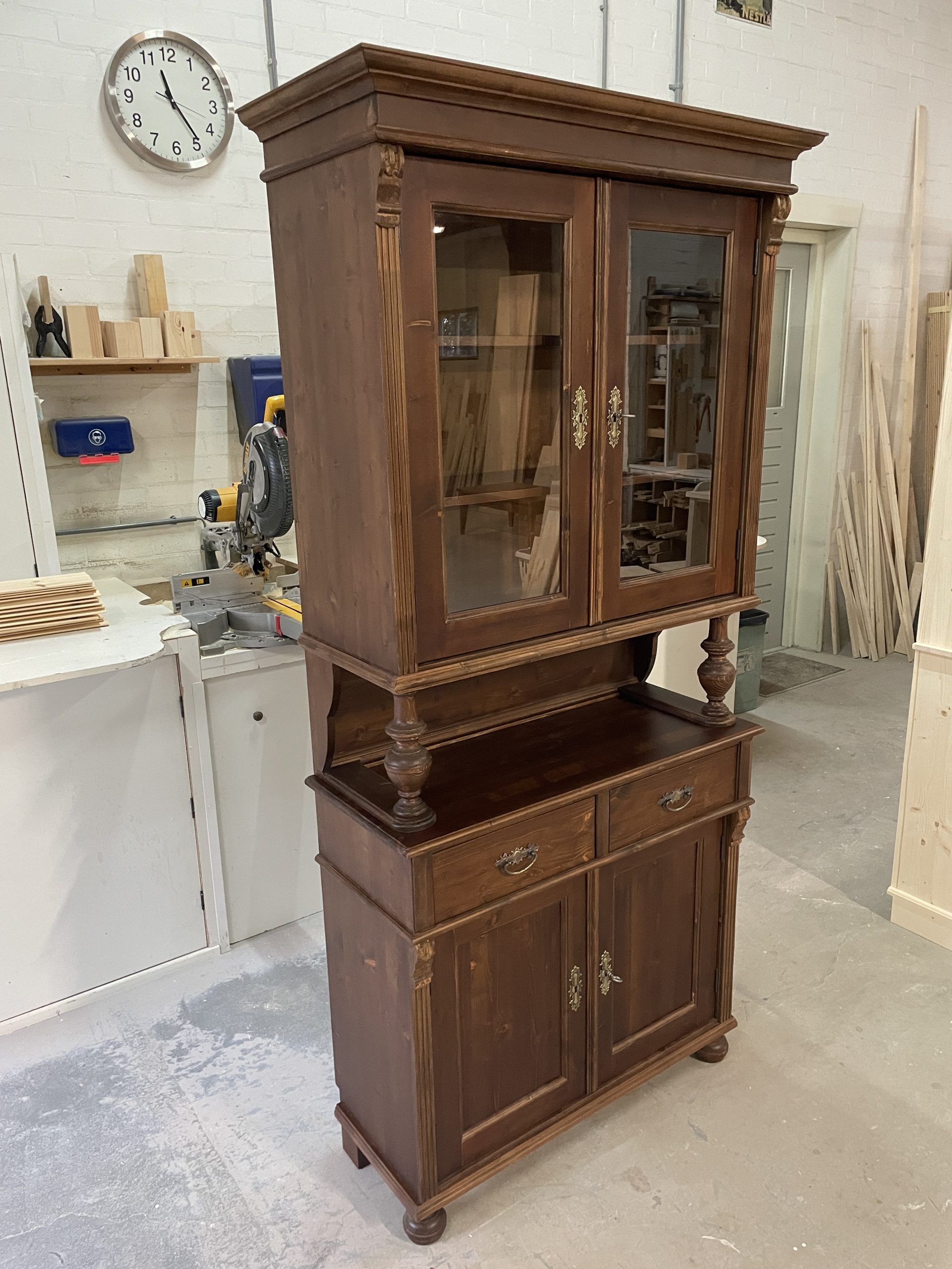 linker zijaanzicht koloniale buffetkast