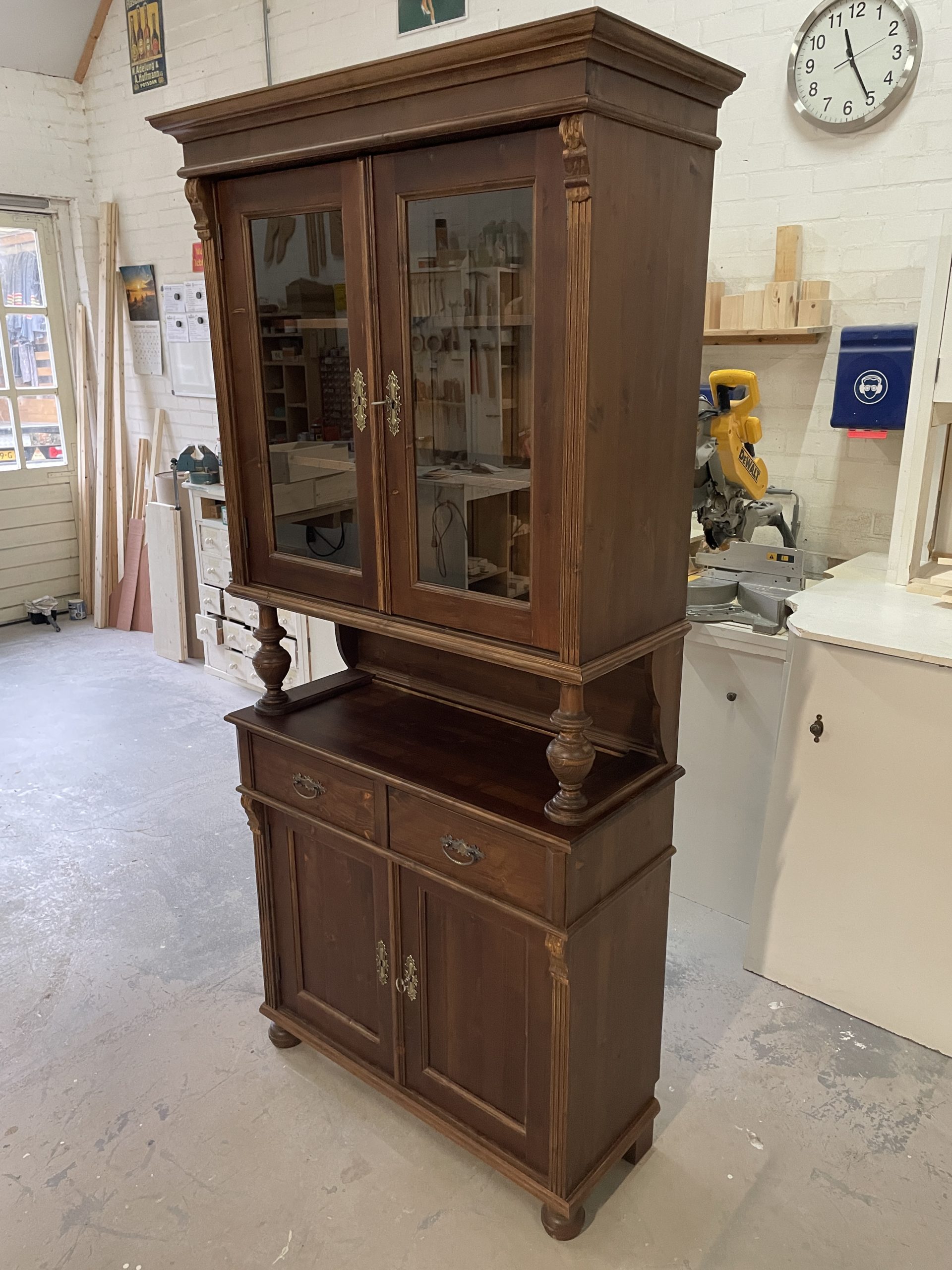 rechter zijaanzicht koloniale buffetkast