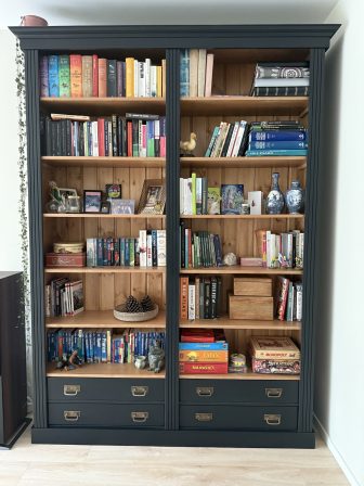landelijke boekenkast met laden