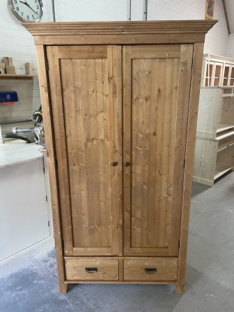 Houten tweedeurs kast